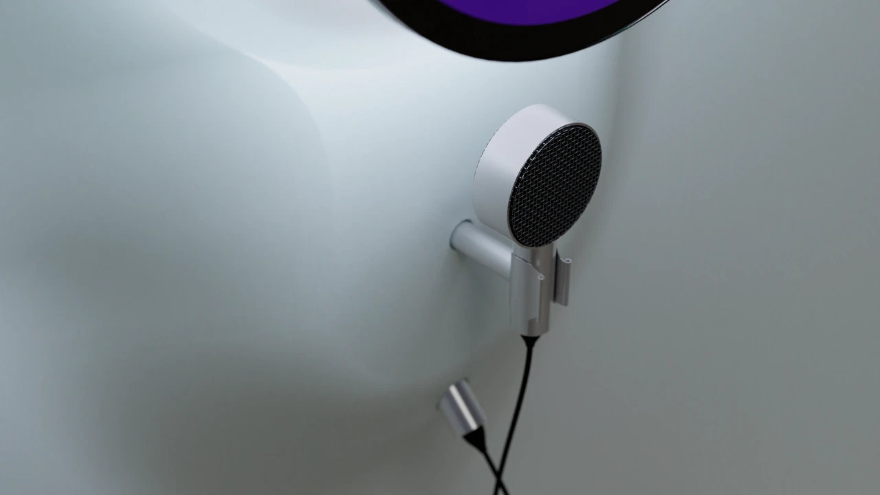 Detail eines integrierten Mikrofons unterhalb eines digitalen Interfaces in einer glatten Gehäuseoberfläche